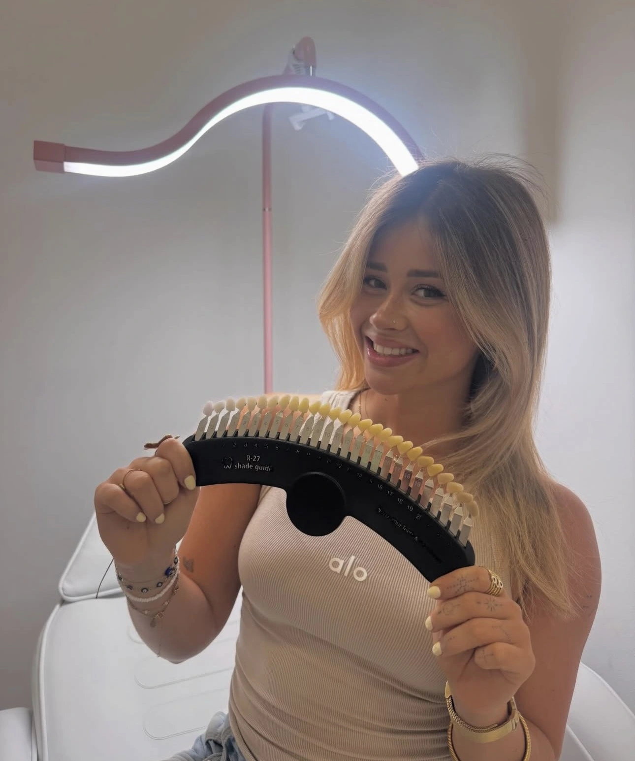 Blanqueamiento dental cosmético en Lily Gems Barcelona — clienta con paleta de tonos