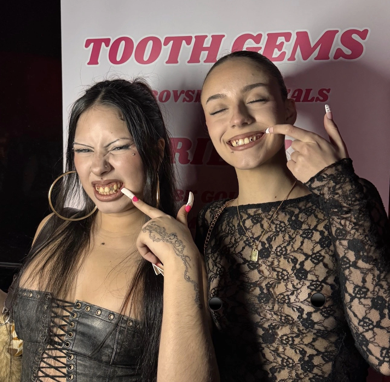 Lily Gems en discoteca — stand de Tooth Gems en evento de Barcelona