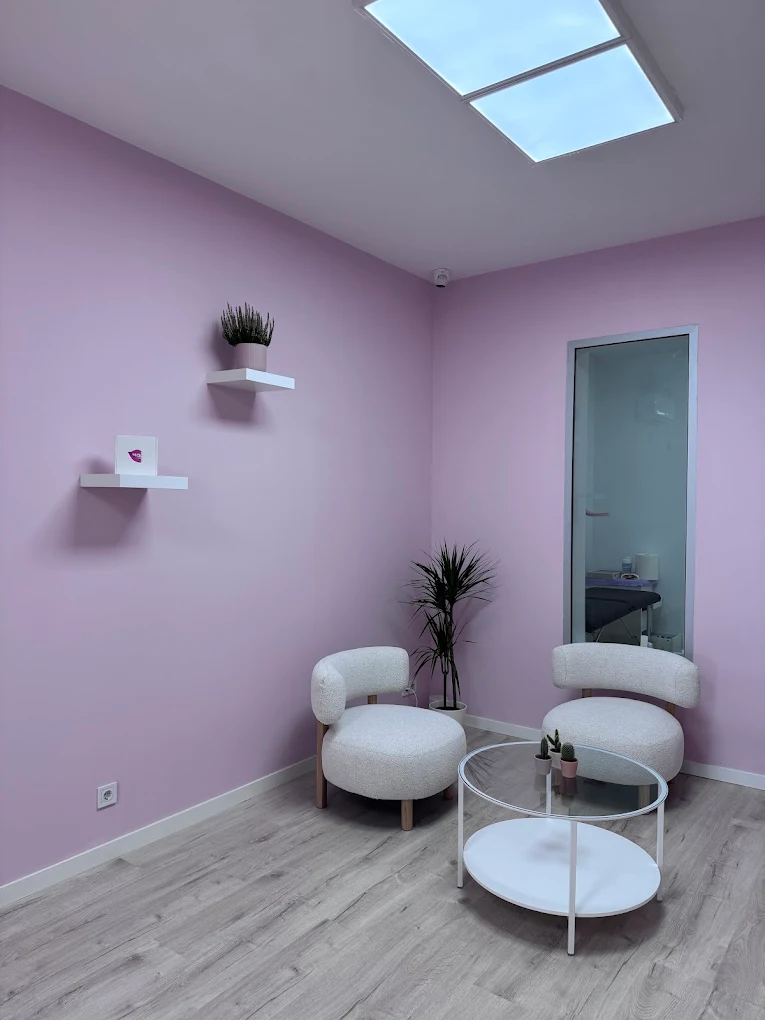 Sala de tratamientos de belleza en Lily Gems — uñas, pestañas y cejas en Barcelona